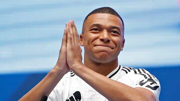 Soccer Football - Real Madrid unveil Kylian Mbappe - Santiago Bernabeu, Madrid, Spain - July 16, 2024 New Real Madrid signing Kylian Mbappe acknowledges the crowd during the presentation REUTERS/Juan Medina