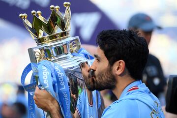 Ilkay Guendogan besando el trofeo de la Premier League.