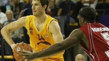 <b>VICTORIA Y LIDERATO.</b> Los canarios recuperaron el liderato de su grupo con una victoria fraguada en el último cuarto.