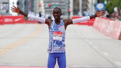 Kenya's Kelvin Kiptum celebrates winning the 2023 Bank of America Chicago Marathon in Chicago, Illinois, in a world record time of two hours and 35 seconds on October 8, 2023. (Photo by KAMIL KRZACZYNSKI / AFP)
