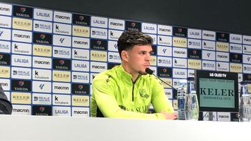 Javi López, en la sala de prensa de Zubieta.