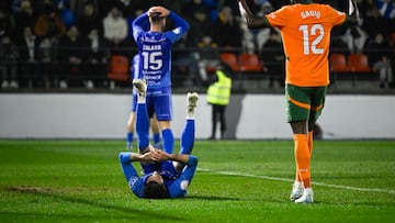 ORENSE, 14/01/2025.- El defensa del Ourense CF, Fran Carmona (i), tras meter el balón en propia puerta en la jugada que ha significado el primer gol del Valencia durante el encuentro correspondiente a los octavos de final de la Copa del Rey que disputan hoy martes Ourense CF y Valencia en el estadio O Couto, en Ourense. EFE / Brais Lorenzo.