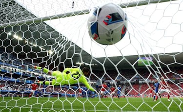 Wales beat Slovakia 2-1 in opening Group B match