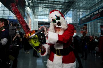 Un asistente disfrazado de Art el Payaso, de la saga de películas Terrifier, posa durante la Comic Con de Nueva York en el Centro de Convenciones Jacob K. Javits.