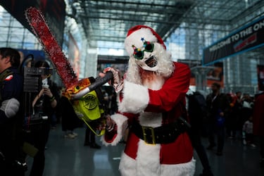 Un asistente disfrazado de Art el Payaso, de la saga de películas Terrifier, posa durante la Comic Con de Nueva York en el Centro de Convenciones Jacob K. Javits.