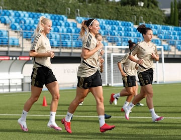 Jakobsson, Asllani y Ivana Andrés, jugadoras del Real Madrid.