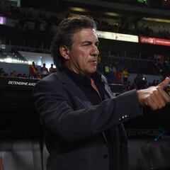 Rubén Omar Romano alza la mano para dirigir a Honduras