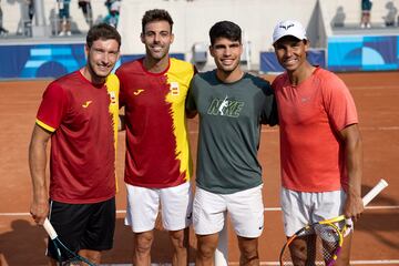 Pablo Carreño, Marcel Granollers, Carlos Alcaraz y Rafa Nadal posan en la pista 2 de Roland Garros.