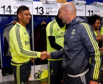 Casemiro saluda a Zidane con una sonrisa muy marcada en el rostro. 