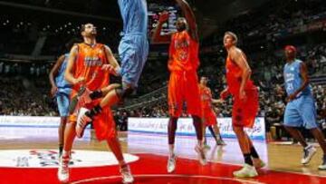 <b>PARA ARRIBA. </b>Germán Gabriel, a punto de machacar, ante Pietrus.