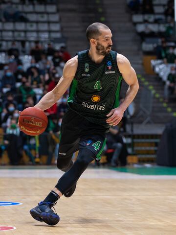 El escolta/alero Pau Ribas empezó en el Club Bàsquet Prat desde la temporada 2005 hasta el 2007. Después se marchó al Club Joventut de Badalona y estuvo cuatro años en el equipo catalán. Antes de regresar de nuevo a este club, militó en el Baskonia jugando tres temporadas, después desde el 2012 hasta el 2015 estuvo en el Valencia Basket y finalmente en el Barcelona, donde estuvo cinco temporadas en el conjunto culé. En el año 2020, Pau Ribas decidió volver al Club Joventut de Badalona hasta ahora, donde tiene un contrato de tres años.