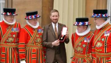 Sir Bradley Wiggins posa con los Beefeaters (guardias reales)-