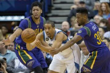 Andre Miller pasa la pelota ante Anthony Davis y Norris Cole.