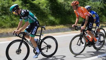 Gregor Muhlberger rueda en fuga junto a Julian Alaphilippe y Alessandro De Marchi en la sexta etapa del Dauphin&eacute; de 2019.