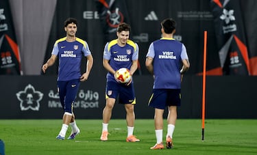 El Atlético se entrena en Yeda: Barrios, casi imposible