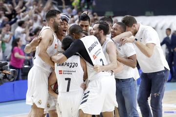 Jaycee Carroll celebra el triunfo junto a sus compañeros.ros.