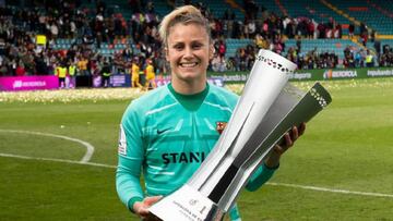 Sandra Pa&ntilde;os, portera del Bar&ccedil;a, con el trofeo de la Supercopa. 