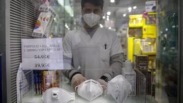 DVD994 (19/04/2020) Un empleado de una farmacia despliega mascarillas FFP1, izquierda, FFP2, centro y FFP3 en una farmacia en Madrid.