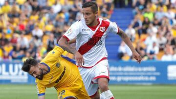 Trejo, del Rayo, pugna con Bruno Gama, del Alcorc&oacute;n.