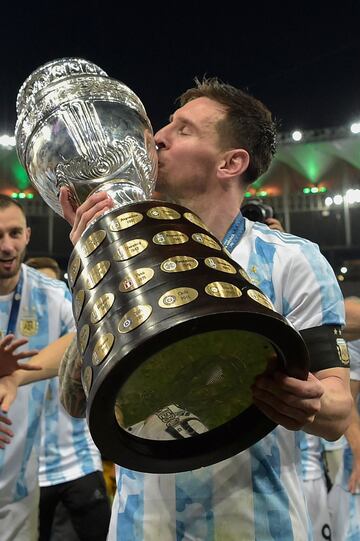 Leo Messi con el trofeo de  la Copa América.