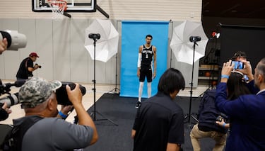 Victor Wembanyama ganó más de 10 kilos de peso respecto al año pasado y aseguró que este verano se enfocó en “ganar fuerza y abdominales” para ser más competitivo en la nueva temporada de la NBA. Impresionó a todos durante el Media Day del equipo texano, previo al 'Wemby' arranca la 2024-25 pesando casi 106 kilos.