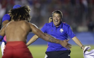 Así celebraron Román Torres y el estratega 'Bolillo' Gómez la clasificación. Dos hombres a los que se les admira y respeta en Panamá.