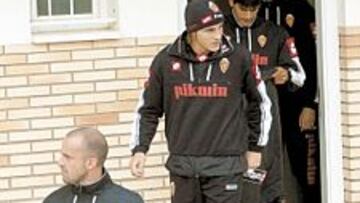 <b>REUNIÓN. </b>Los jugadores abandonan el vestuario tras su cónclave.