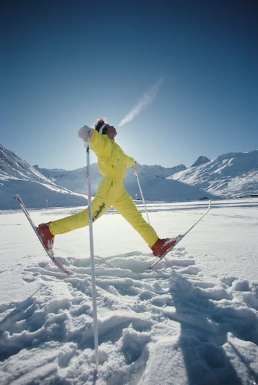 También conocido como acroski, es una disciplina artística de esquí estilo libre que tuvo su apogeo en los años 70 y 80. Consiste en realizar rutinas coreografiadas de dos minutos sobre una pendiente suave, combinando giros, saltos y volteretas al ritmo de la música, muy similar al patinaje artístico pero sobre esquís.