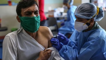 Mumbai (India), 02/09/2021.- A man receives a shot of the vaccine against COVID-19 during a mass vaccination drive, in Mumbai, India, 02 September 2021. According to Union health ministry, India crossed administering 660 million COVID-19 vaccine doses. Mo