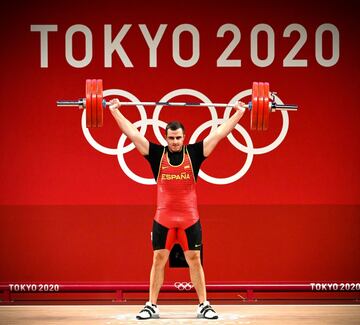 Marcos Ruíz, halterófilo español, finaliza segundo del grupo B con récord de España en arrancada. Su marca de 180 Kg le mantiene a la espera de resultados, aunque los favoritos se encuentran en el grupo A.