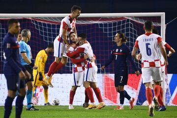 1-1. Nikola Vlasic celebr¨® el gol del empate.