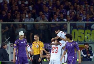 Sevilla's forward from Colombia Carlos Bacca (hidden) is congratulated by teammates after scoring a goal during the UEFA Europa League second leg semi-final football match Fiorentina vs Sevilla at the Artemio Franchi Stadium in Florence on May 14, 2015. AFP PHOTO / FILIPPO MONTEFORTE