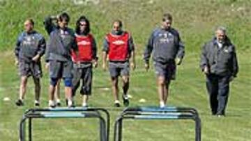 <B>PRIMER ENSAYO.</B> Mané se pasó a primera hora de la mañana por Ibaia para despedirse de la plantilla, que luego realizó su primer entrenamiento con Txutxi Aranguren, quien se hará cargo del equipo hasta el final.
