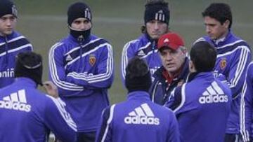 <b>PRIMERO PAGAR. </b>Aguirre, junto a sus jugadores, quiere que Agapito les pague cuanto antes.