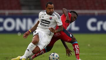 Maicon Solís de El Nacional disputa un balón con Felipe Pardo de Independiente Medellín, en un partido de la Copa Libertadores.