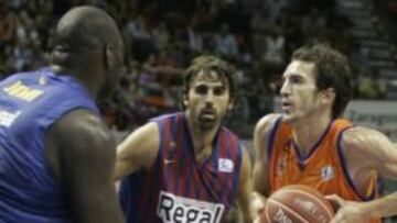 <b>TREMENDO. </b>El corpulento Jawai acecha la penetración de Pau Ribas ante la mirada de Sada.