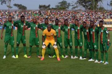 Aunque en la actualidad los onces posan de una forma estandarizada antes de los partidos, siempre podemos encontrar curiosas formaciones que no pasan inadvertidas.  Los jugadores de la selección de Zambia posaron de esta forma tan curiosa durante la Copa de África de 2015
