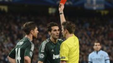 El &aacute;rbitro Gianluca Rocchi saca tarjeta roja al defensa del Real Madrid &Aacute;lvaro Arbeloa durante el partido de la fase de grupos de la Liga de Campeones disputado en el The Etihad Stadium de Manchester.