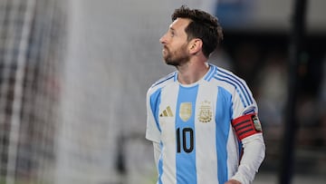 AME5132. BUENOS AIRES (ARGENTINA), 10/06/2025.- Lionel Messi de Argentina reacciona este martes, durante un partido por las eliminatorias sudamericanas para el Mundial 2026 entre las selecciones de Argentina y Colombia en el estadio Monumental en Buenos Aires (Argentina). EFE/ Adan González