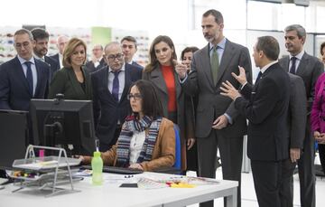 Los Reyes Felipe VI y Letizia visitaron la sede de la compañía Joma Sport en la localidad toledana de Portillo. La ministra de Defensa María Dolores de Cospedal y el presidente de Castilla-La Mancha Emiliano García-Page acompañaron a los monarcas.