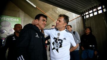 Gustavo Quinteros y Aníbal Mosa celebran el titulo de campeón tras el partido de Primera División contra Coquimbo Unido.