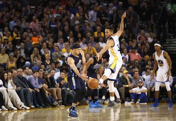 Después de seis partidos fuera por lesión en el tobillo derecho, Stephen Curry volvió a las duelas con los Warriors de Golden State. Sin embargo, el base de los campeones de la NBA volvió a lastimarse, ahora en la rodilla izquierda, por lo que abandonó el duelo ante los Hawks y no jugará en lo que resta de la temporada regular. == FOR NEWSPAPERS, INTERNET, TELCOS & TELEVISION USE ONLY ==