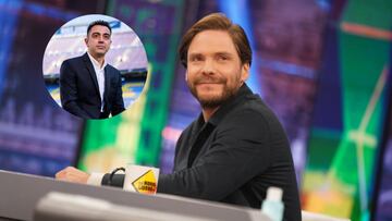 Imagen de Daniel Brühl y Xavi Hernández.