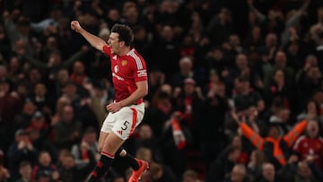 MANCHESTER (United Kingdom), 17/04/2025.- Harry Maguire of Manchester United celebrates scoring the 5-4 goal during the UEFA Europa League quarter-finals 2nd leg soccer match between Manchester United and Olympique Lyonnais, in Manchester, Britain, 17 April 2025. (Reino Unido) EFE/EPA/ADAM VAUGHAN