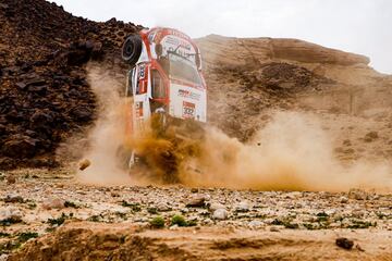 Así ha sido el revolcón de Lategan y su copiloto Cummings Brett durante los primeros kilómetros de la especial. Lategan ha sido trasladado al hospital con una fractura de clavícula provocada por el accidente. 