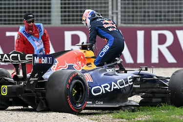 Max Verstappen sale por su propio pie de su monoplaza siniestrado. "Estoy bien" afirmó el piloto de Red Bull.