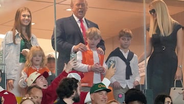 No hubo abucheos, como se podría prever. La afición recibió con calidez al presidente de Estados Unidos en el Hard Rock Stadium durante la entonación del himno nacional.
