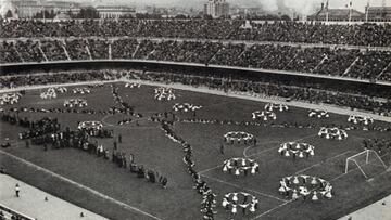 Se sucedieron multitud de actos en el terreno de juego: desfile de representantes del mundo del fútbol, miembros del Club y de las peñas y se interpretó el himno. A continuación, a las cuatro y media de la tarde empezó el partido que enfrentó al FC Barcelona y el Varsovia.