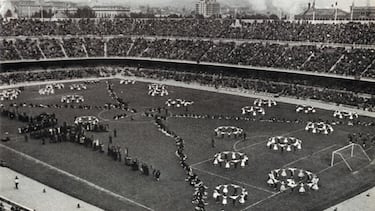 Se sucedieron multitud de actos en el terreno de juego: desfile de representantes del mundo del fútbol, miembros del Club y de las peñas y se interpretó el himno. A continuación, a las cuatro y media de la tarde empezó el partido que enfrentó al FC Barcelona y el Varsovia.