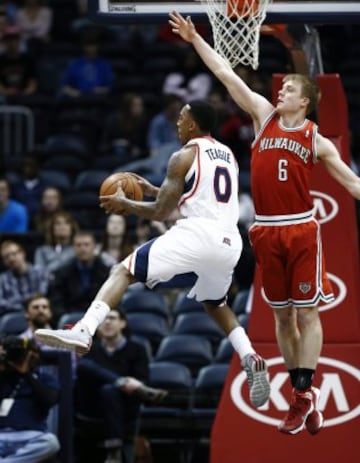 Jeff Teague lanza ante Nate Wolters.
